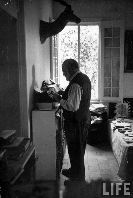 ernest-hemingway-standing-desk